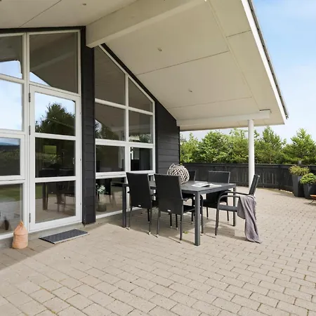 Dom wakacyjny Gorgeous In With Kitchen Tarm