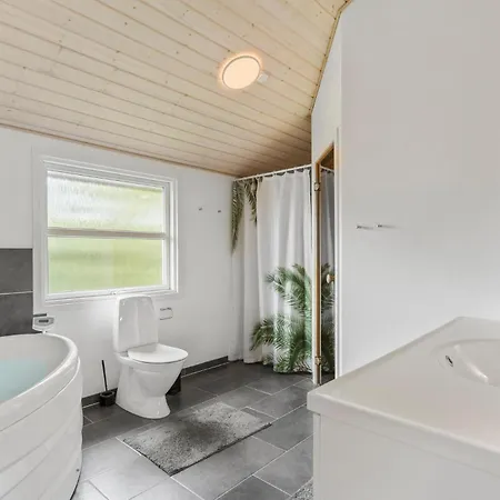 Dom wakacyjny Gorgeous In With Kitchen Tarm